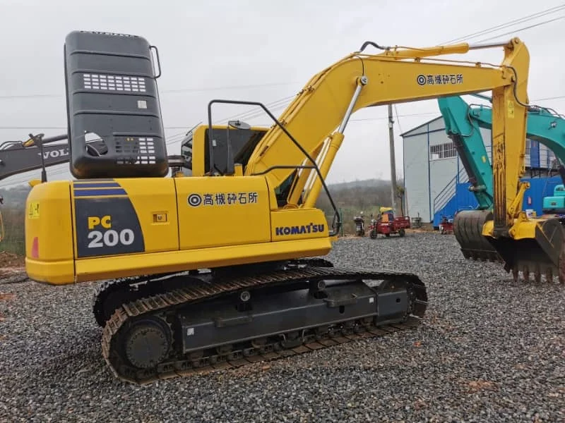 Pelle hydraulique sur chenilles Komatsu PC200 d'occasion de taille moyenne et petite