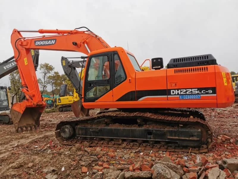حفارة Doosan DX225 مستعملة بحالة ممتازة للبيع - أداء رائع بسعر تنافسي
