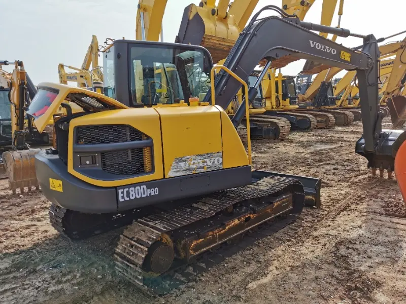 Mini-pelle Volvo EC80 95% neuve d'occasion en excellent état, disponible à la vente