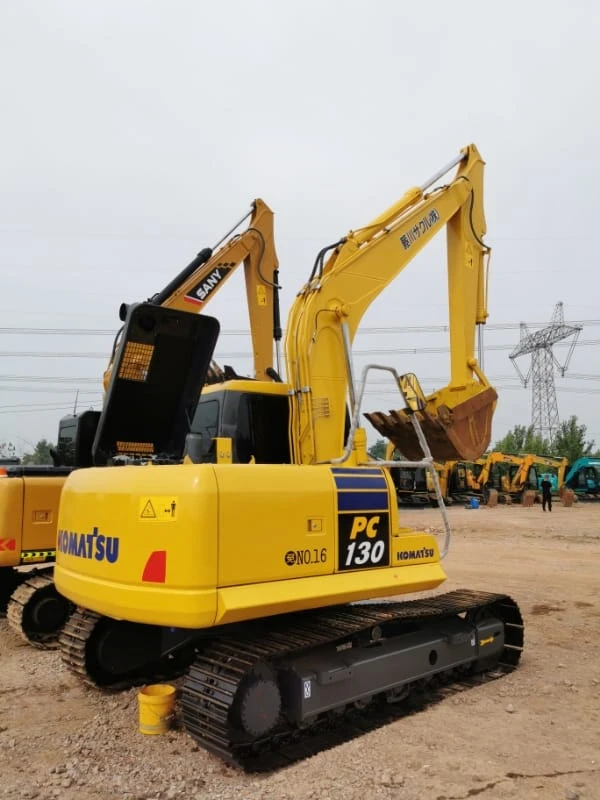 Гидравлический гусеничный экскаватор Komatsu PC130 – модель среднего размера, бывшая в употреблении
