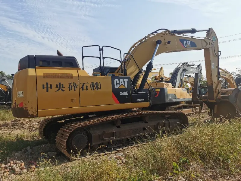 حفارة كبيرة مستعملة من نوع Cat 349 بحالة ممتازة للبيع