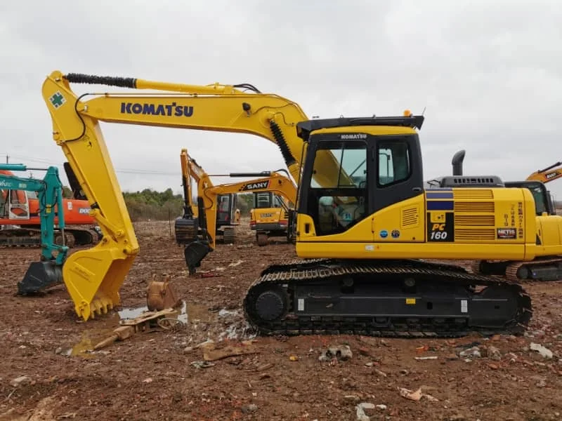 Сертифицированный бывший в употреблении средний экскаватор Komatsu PC160-7 с обратной лопатой и поворотной стрелой