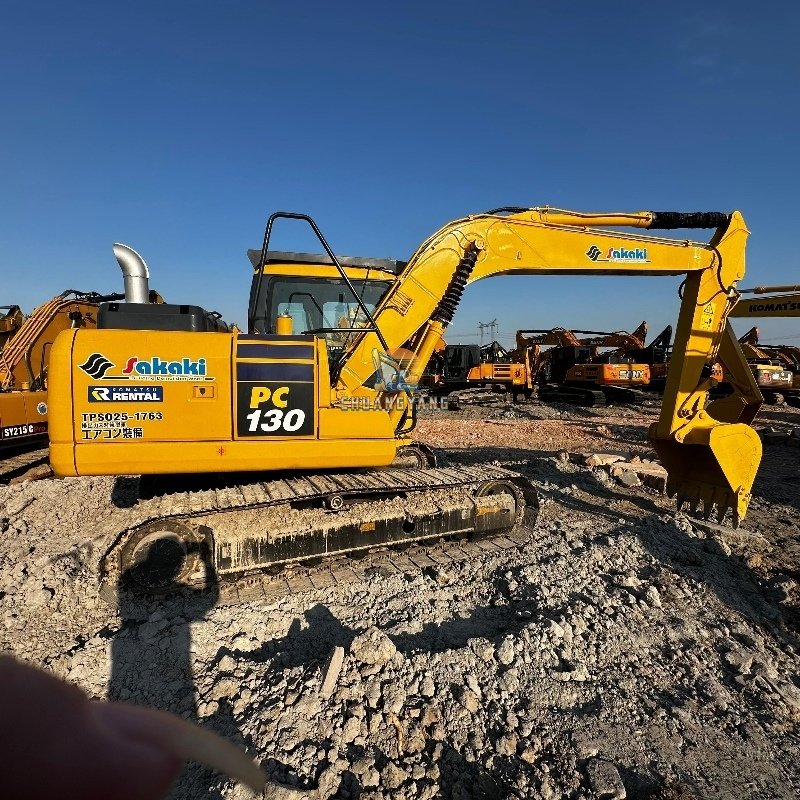 Гидравлический гусеничный экскаватор Komatsu PC130 – модель среднего размера, бывшая в употреблении