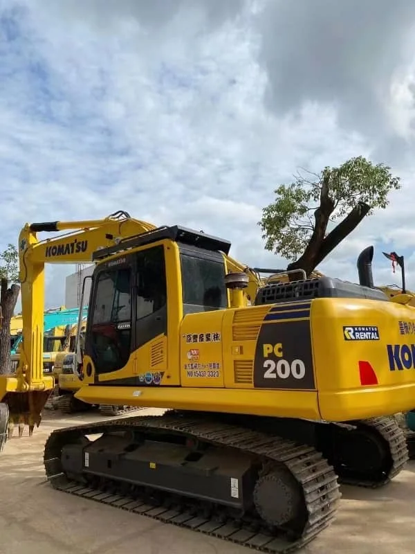 Pelle sur chenilles Komatsu PC200 d'occasion à vendre - Pelle rétrocaveuse moyenne d'occasion