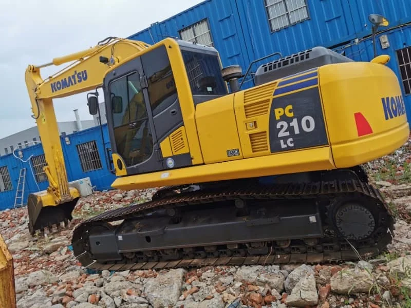 Продаётся высококачественный подержанный экскаватор Komatsu PC210 – экскаватор-погрузчик в отличном состоянии