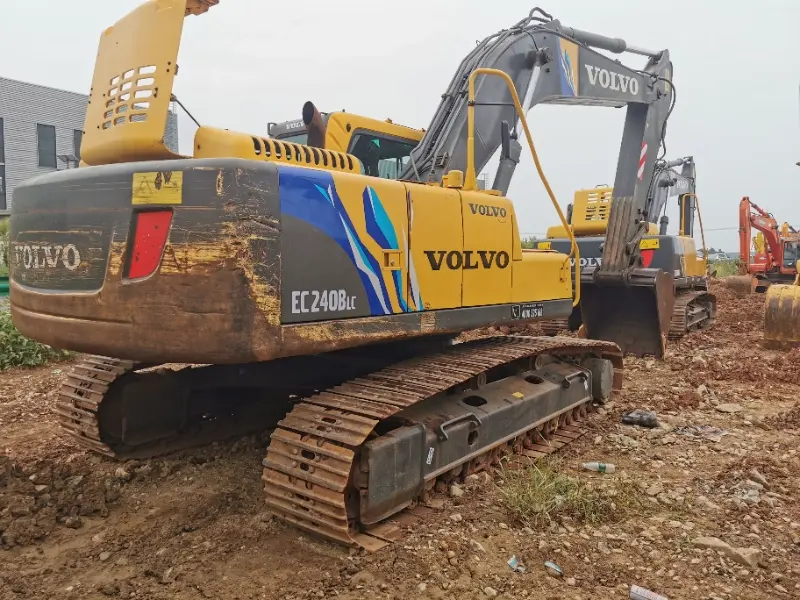حفارة فولفو EC240 مستعملة بأسعار معقولة وفي حالة ممتازة
