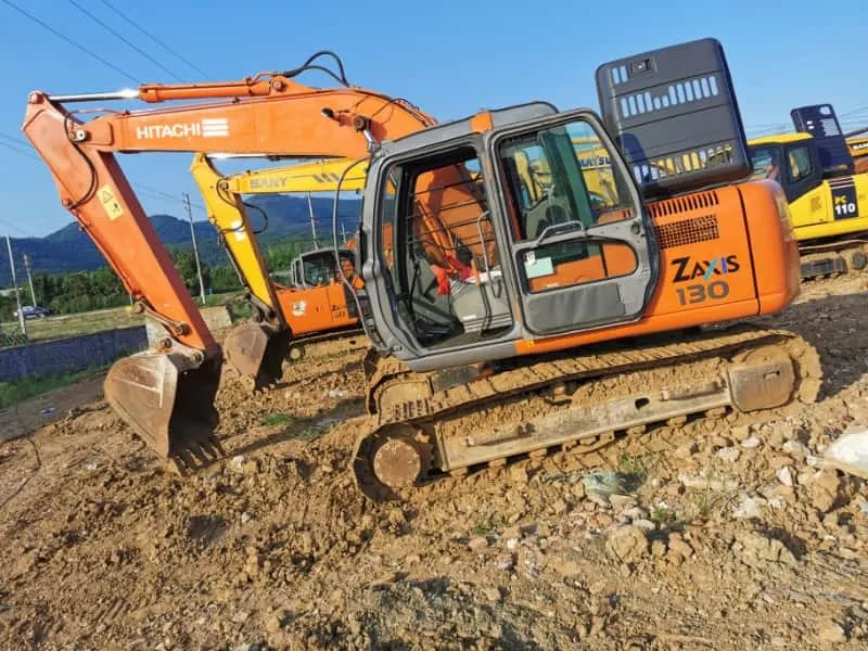 Продаётся гусеничный экскаватор Hitachi ZX130 13 тонн б/у – надёжное строительное оборудование