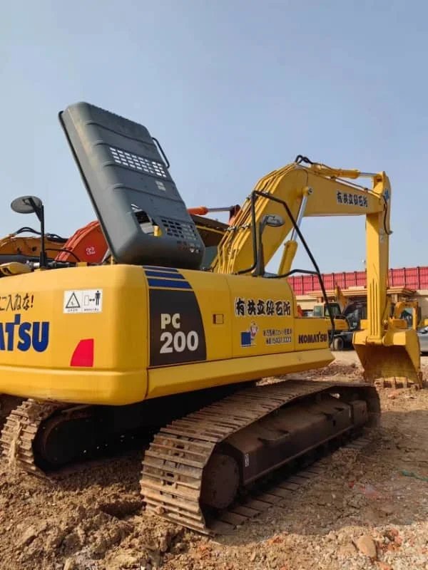 Продаётся высококачественный подержанный гусеничный экскаватор Komatsu PC200 из Японии.
