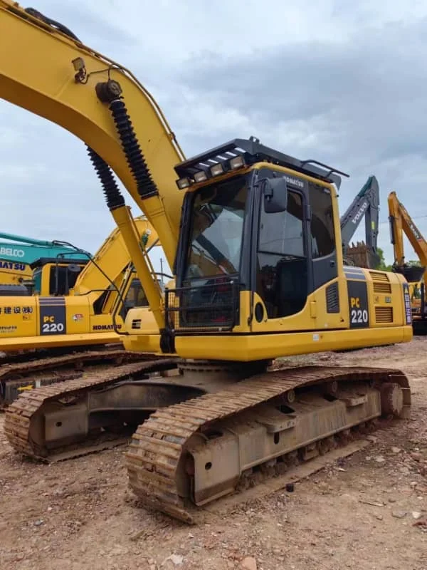 Продается высококачественный б/у экскаватор Komatsu PC220 22 тонны, в хорошем состоянии.