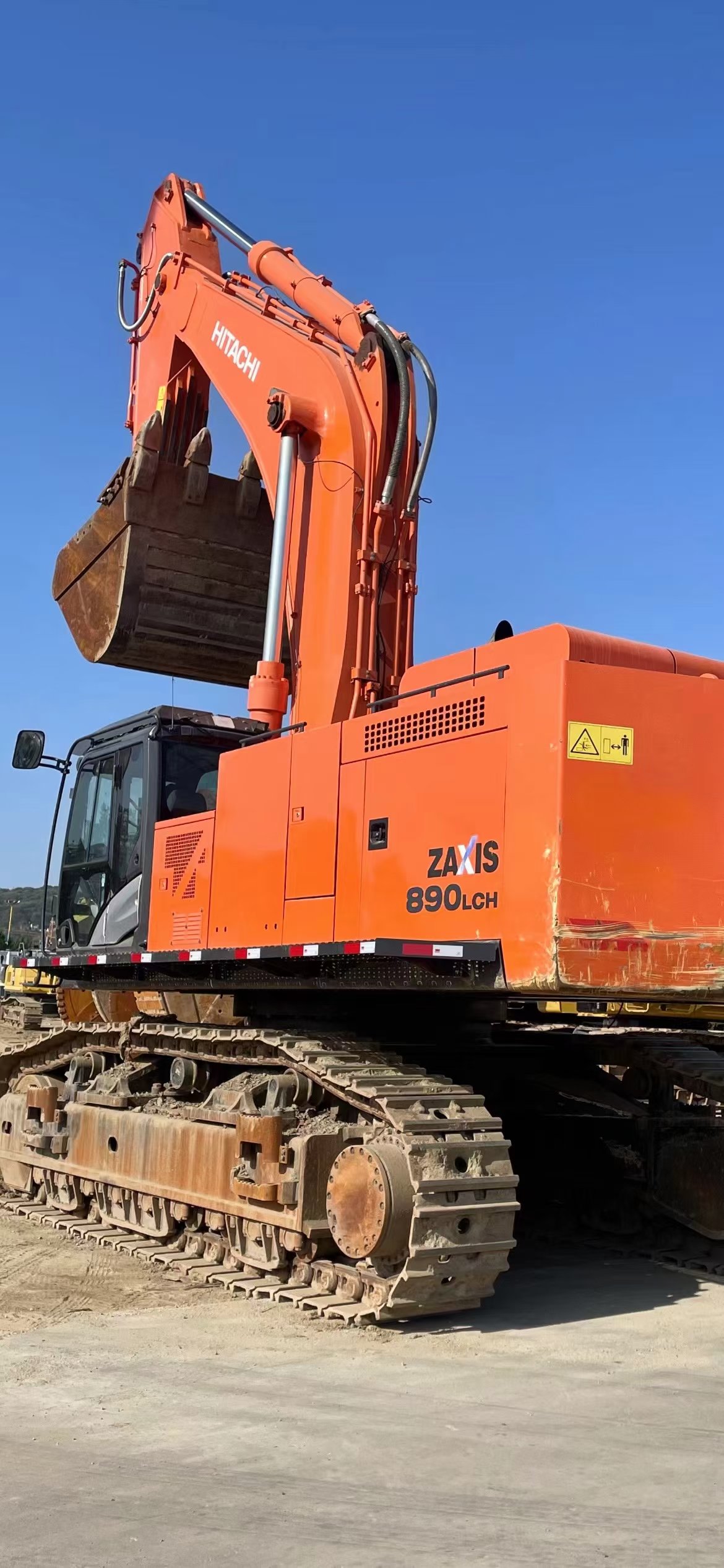 Excavadora Hitachi ZX1200 con pocas horas de uso en venta - Excelente estado