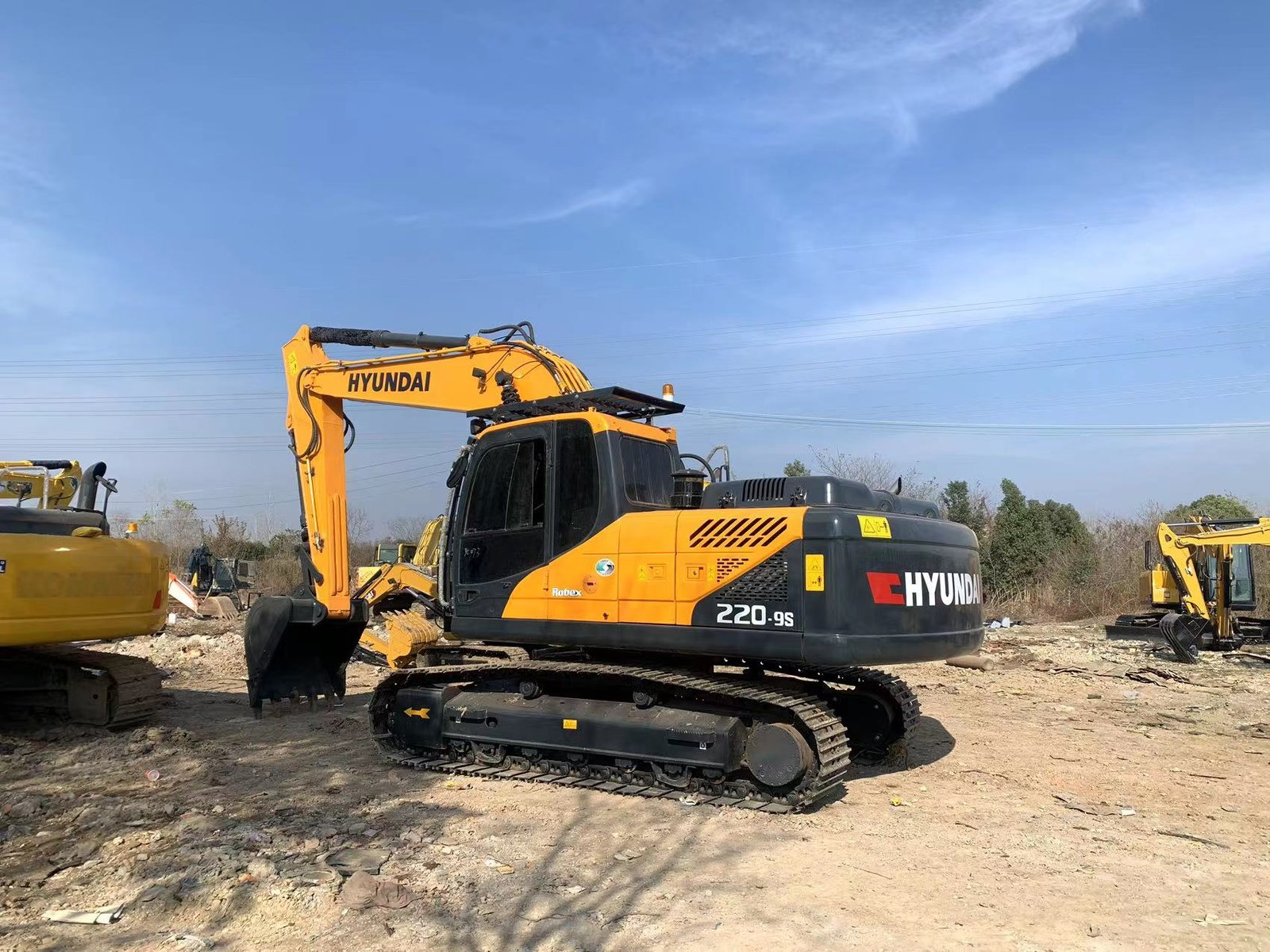 Excavadora Hyundai 220 usada y asequible en excelentes condiciones
